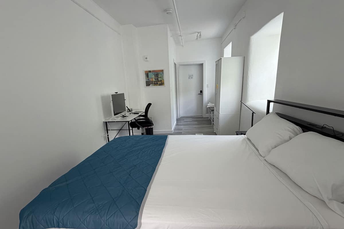 Habitación doble estándar, 1 cama Queen size, vista al río, planta baja | Escritorio, espacio para trabajar con laptop y wifi gratis