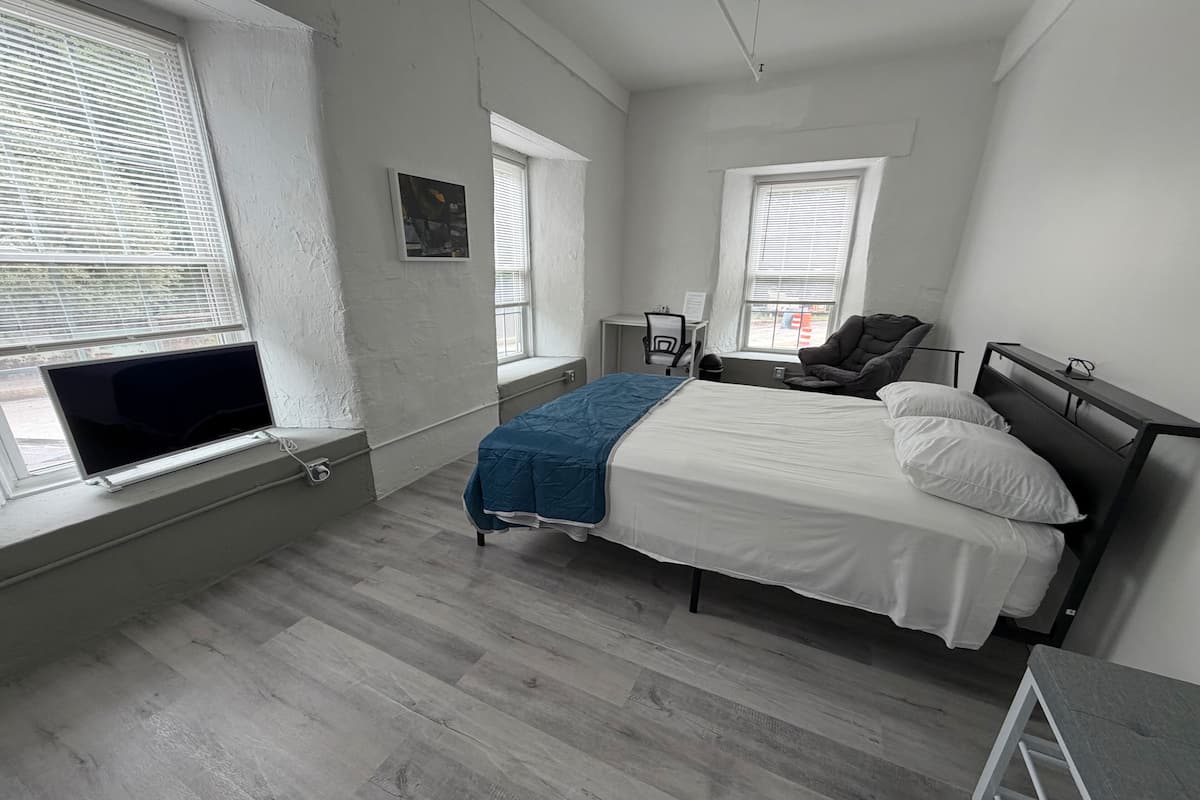 Standard Double Room | Desk, laptop workspace, WiFi (free), bed sheets