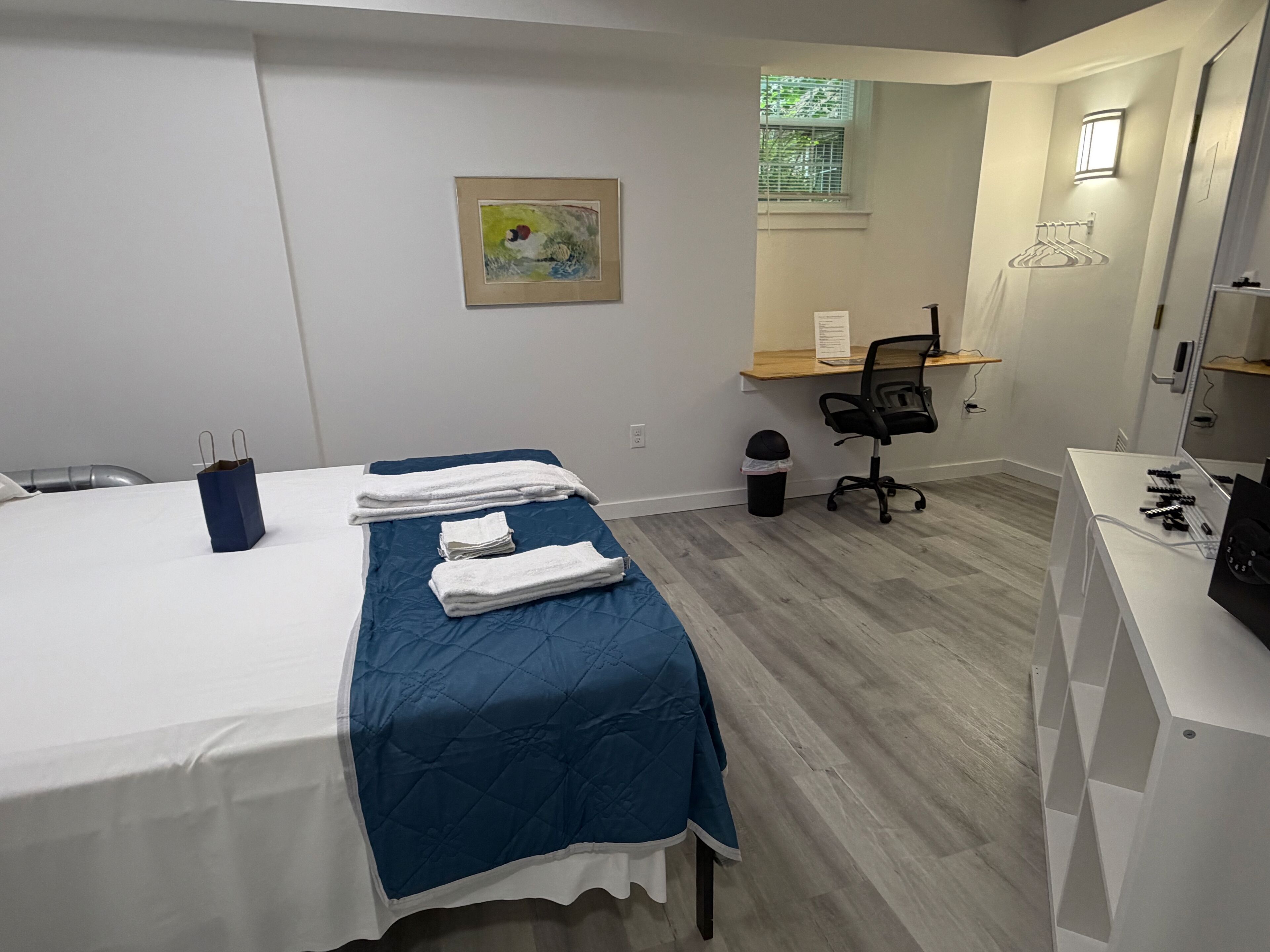 Habitación doble estándar, 1 cama Queen size, vista al patio, planta baja | Escritorio, espacio para trabajar con laptop y wifi gratis 