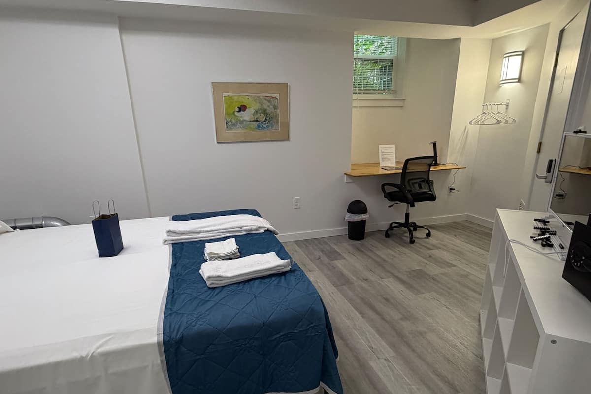Habitación doble estándar, 1 cama Queen size, vista al patio, planta baja | Escritorio, espacio para trabajar con laptop y wifi gratis