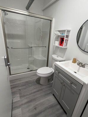 Habitación doble económica, vista al río | Baño | Jabón, shampoo, papel de baño