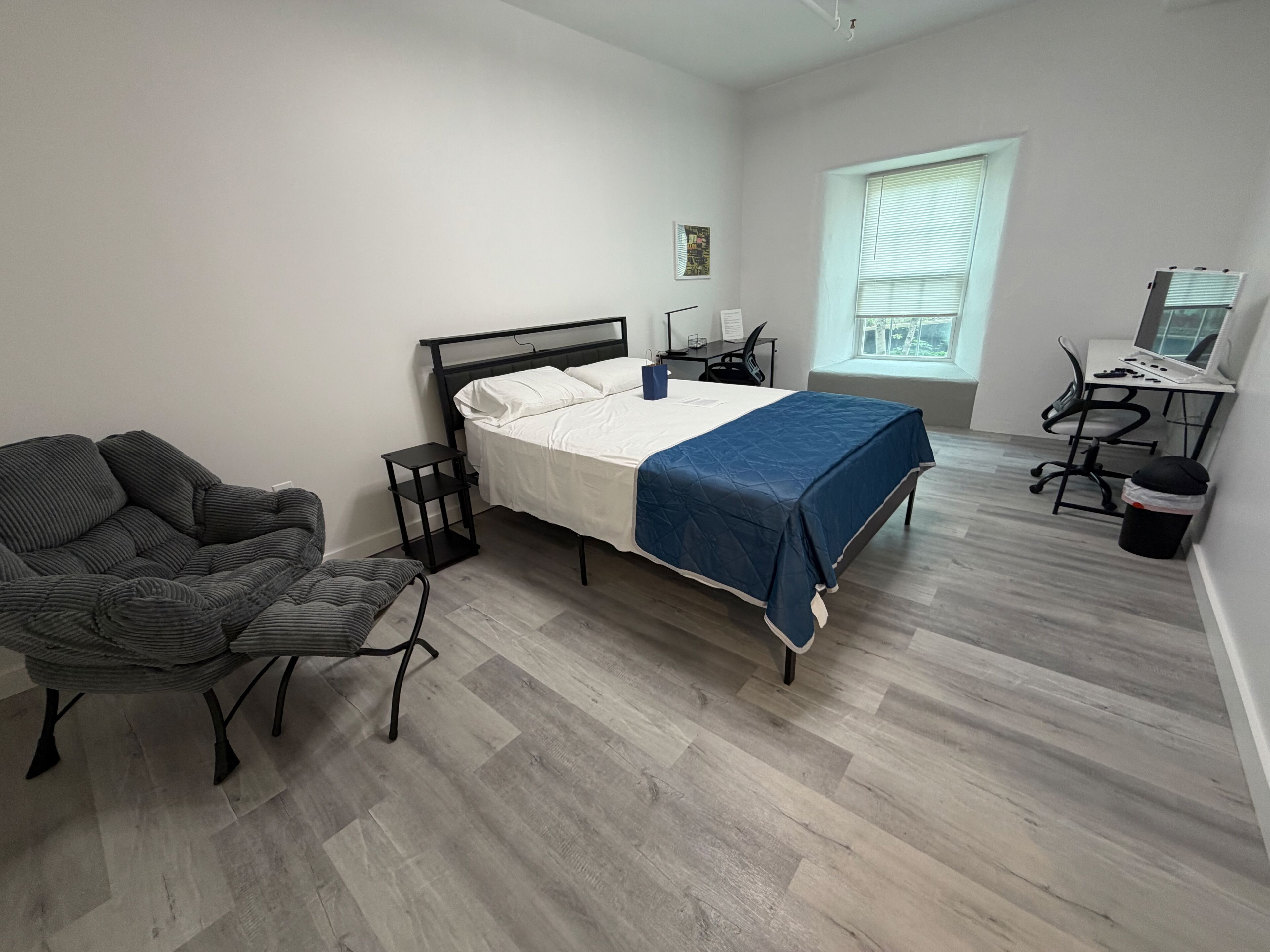 Double Room, 1 Queen Bed, River View | Desk, laptop workspace, WiFi (free), bed sheets