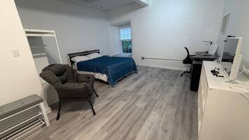 Habitación económica doble, vistas al río | Escritorio, espacio para trabajar con un portátil, wifi gratis