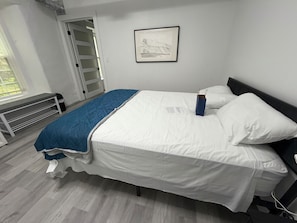 標準雙人房, 1 張加大雙人床, 庭園景 (Room 12) | 書桌、手提電腦工作空間、免費 Wi-Fi、床單