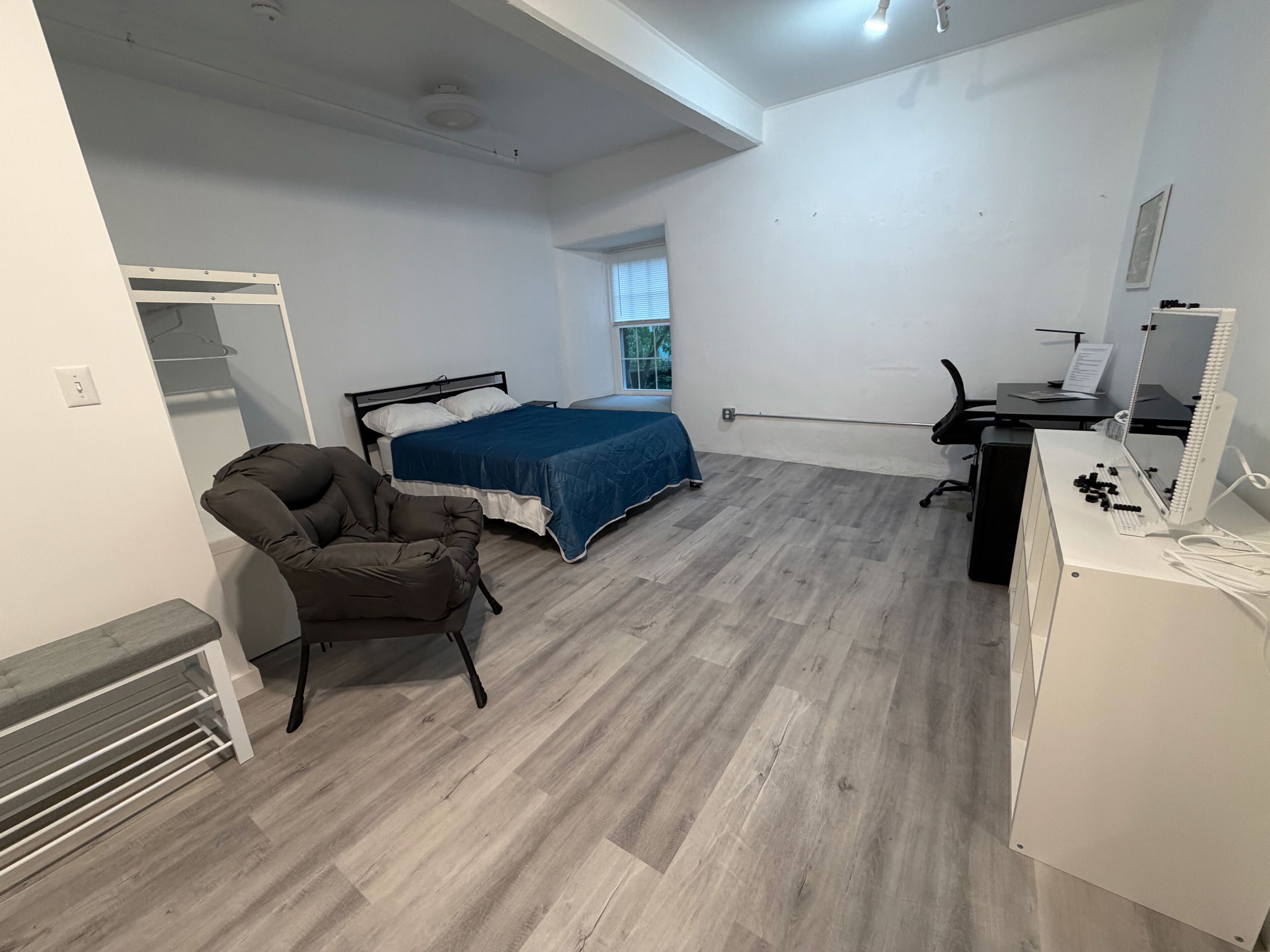 Habitación doble estándar, 1 cama Queen size, barra de apoyo en la tina, vista al río | Escritorio, espacio para trabajar con laptop y wifi gratis 