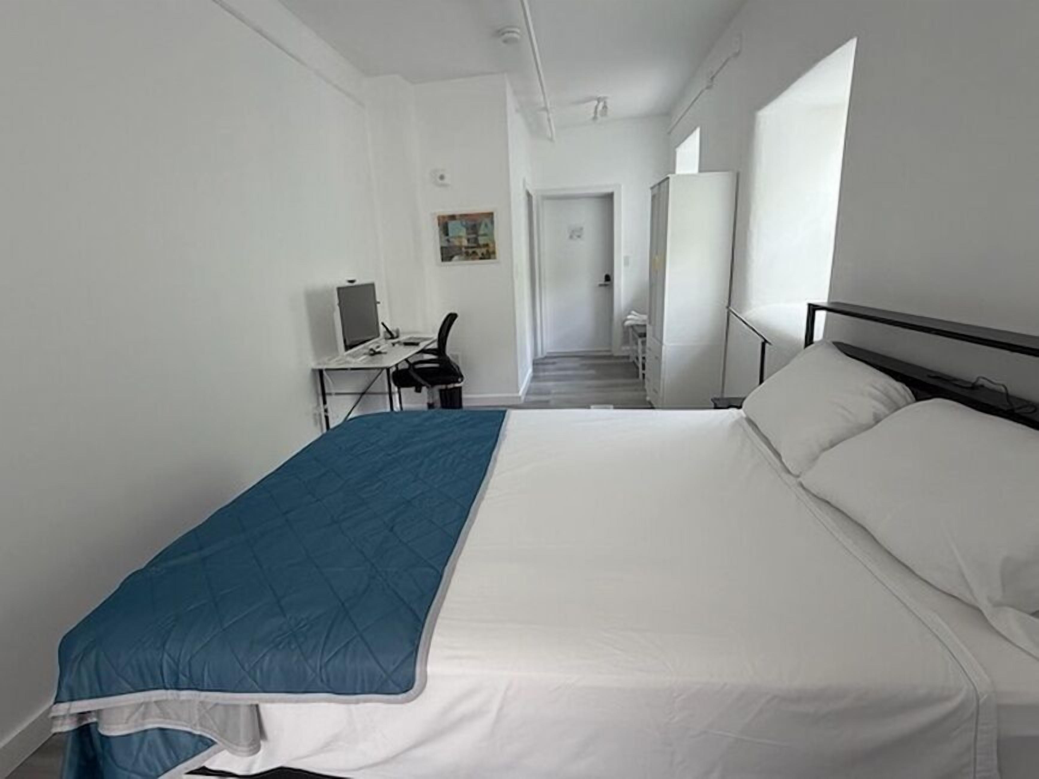Een bureau, een laptopwerkplek, gratis wifi, beddengoed