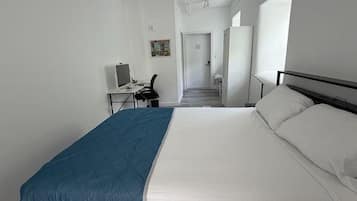 Een bureau, een laptopwerkplek, gratis wifi, beddengoed
