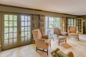 Living area - Squam Lake House - Lakeside With Private Dock and Float (Holderness)
