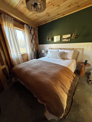 2 bedrooms, iron/ironing board, travel crib, free WiFi