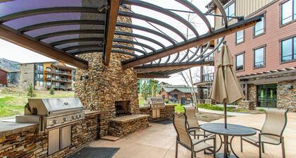 Cozy condo, world-class amenities, gondola to base