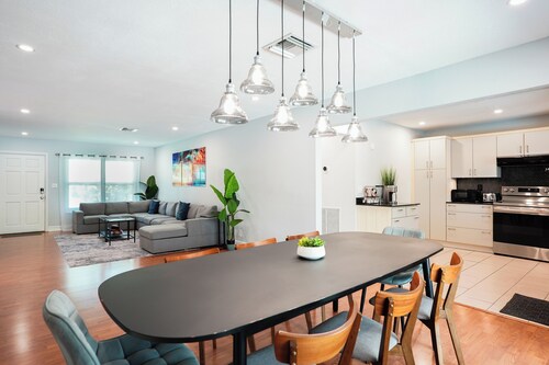 Spacious 4BR w Private Heated Pool, Near Beach