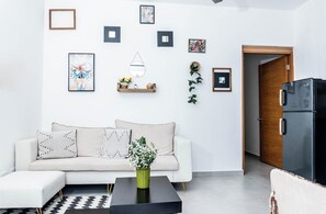 Ein modernes Wohnzimmer mit einer Couch, einem Couchtisch und Wanddekoration.