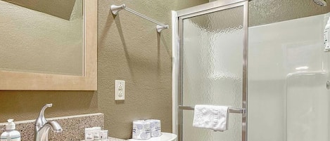 Condo, Plusieurs lits, balcon, vue sur la montagne (Crestview Place 303) | Salle de bain | Serviettes fournies