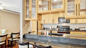 Appart'hôtel, plusieurs lits, balcon, vue montagne (Crestview Place 303) | Cuisine privée