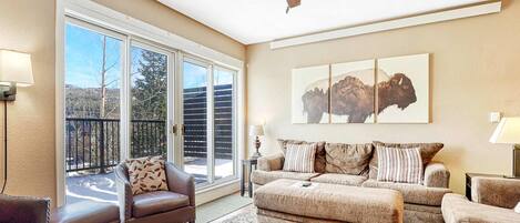 Condo, varias camas, balcón, vista a la montaña (Crestview Place 303) | Área de sala de estar