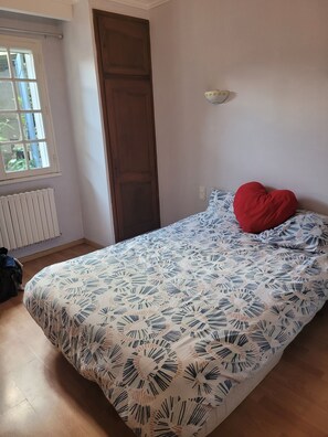 A bedroom with a bed, a window, a radiator, and a door. - Summer rental Avignon festival House 100m2. Perfect for relaxing. (Avignon)