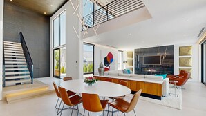 Ein modernes Interieur mit Essbereich, Küche und Wohnbereich.