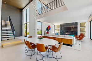 Ein modernes Interieur mit Essbereich, Küche und Wohnbereich.