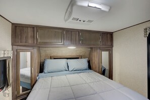 1 bedroom, WiFi, bed sheets - Kamp Bisteneau camperon lake with Boat launch (Elm Grove)