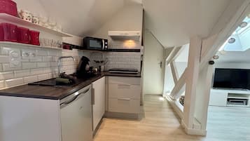 Fridge, microwave, stovetop, coffee/tea maker