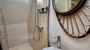 Douche, sèche-cheveux, serviettes fournies
