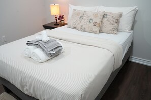 1 bedroom, iron/ironing board, free WiFi, bed sheets - Cozy Walkout Basement Suite | Private Entrance (Richmond Hill)