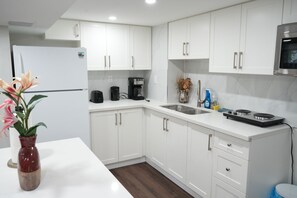 Frigorífico, microondas, placa de cocina y cafetera o tetera