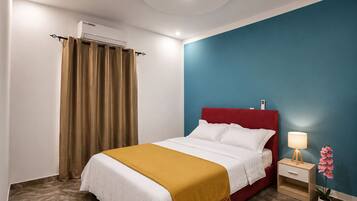 Iron/ironing board, WiFi, bed sheets
