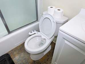 Bathroom - Cozy 1-bedroom apartment in beautiful Manchester with AC,Free Parking (Manchester)
