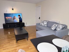 Living area - Cozy 1-bedroom apartment in beautiful Manchester with AC,Free Parking (Manchester)