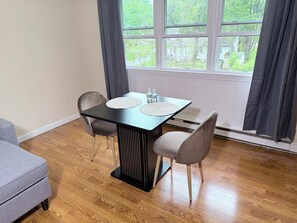 Dining - Cozy 1-bedroom apartment in beautiful Manchester with AC,Free Parking (Manchester)
