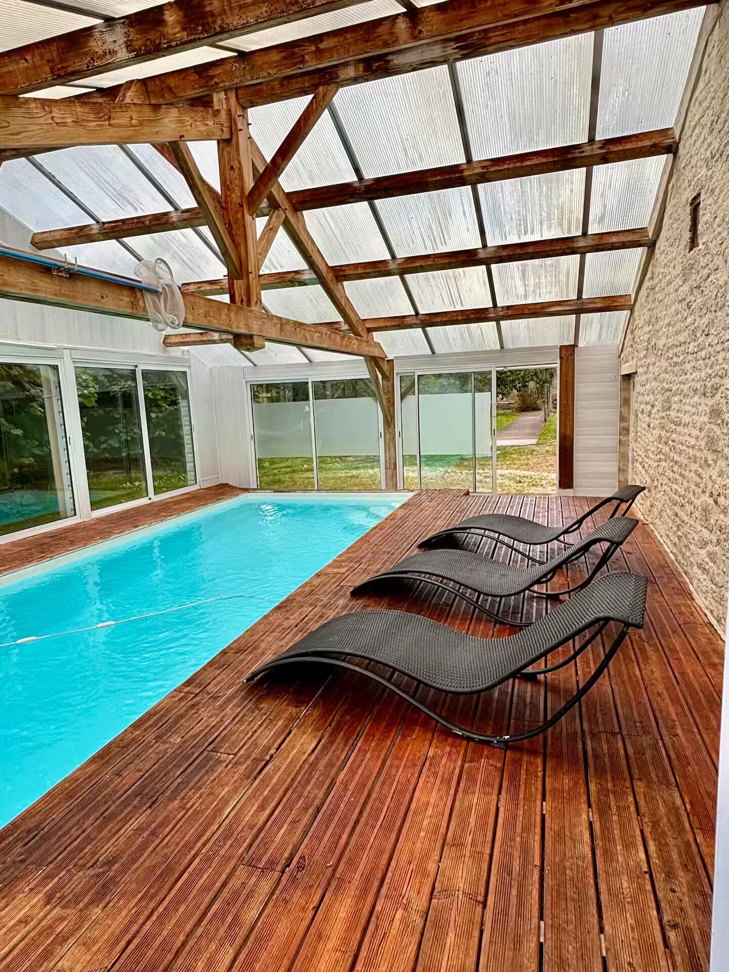 Una piscina cubierta, una piscina climatizada