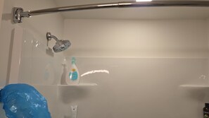 Douche, serviettes fournies, savon, papier toilette