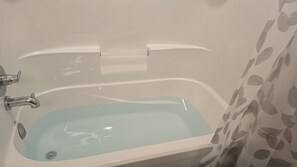 Douche, serviettes fournies, savon, papier toilette