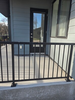 Exterior detail - Beachfront Escape Steps from Gimli Shoreline with Many Eateries on 1at Avenue (Gimli)