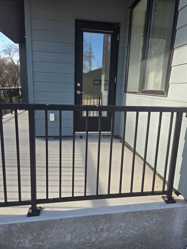Beachfront Escape Steps from Gimli Shoreline with Many Eateries on 1at Avenue