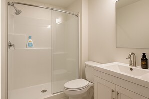 Shower, towels, soap, toilet paper - Beachfront Escape Steps from Gimli Shoreline with Many Eateries on 1at Avenue (Gimli)