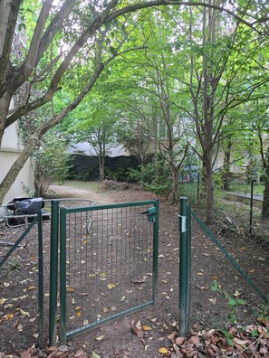 Property grounds - Pavilion with Tree Garden (Limeil-Brévannes)