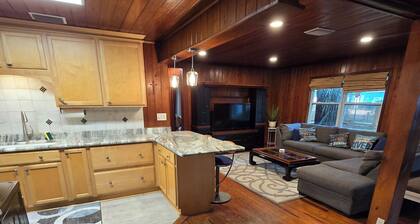 Charming 3/2 house with AC in Homosassa, Chaz. Across from the Chaz river.