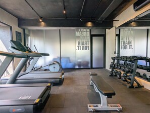 A gym with treadmills, a bench, and a dumbbell rack. - Atena (Guadalajara)