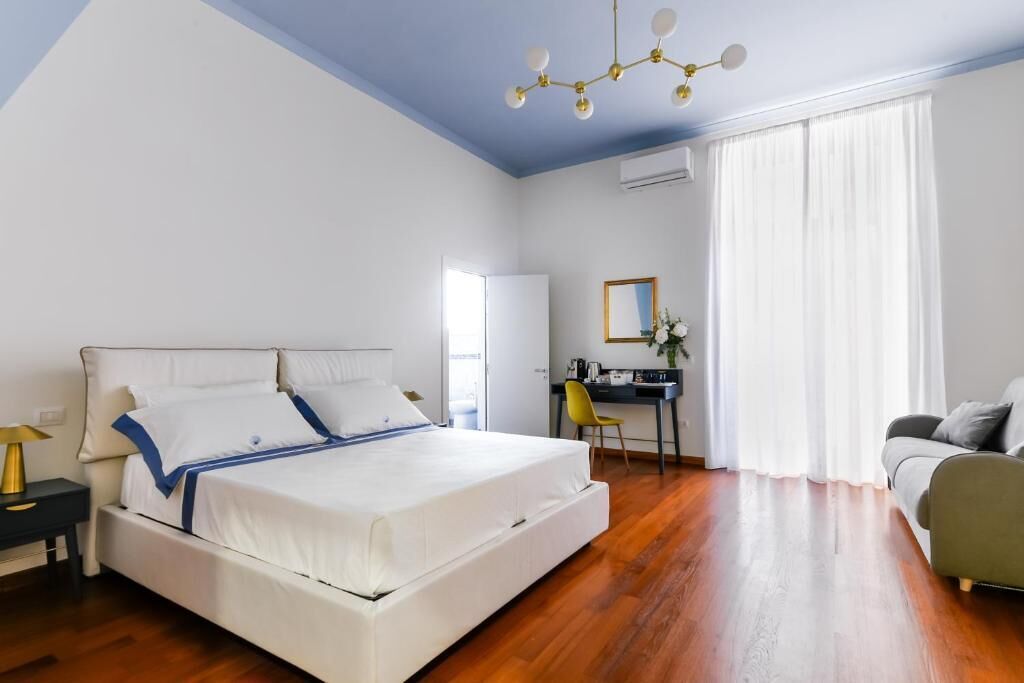 Deluxe tweepersoonskamer, balkon, uitzicht op stad | Een kluis op de kamer, geluiddichte muren, een strijkplank/strijkijzer