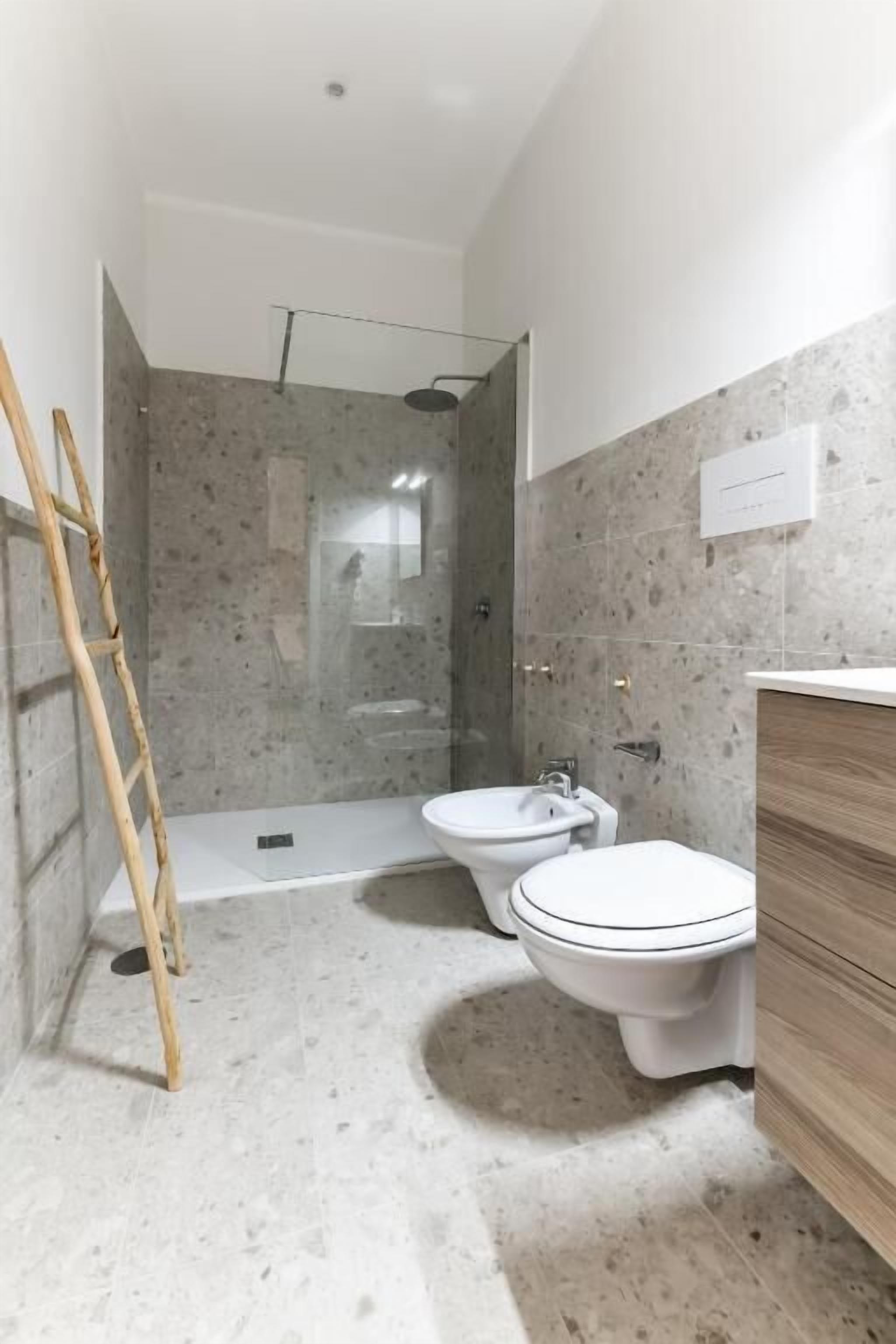 Camera doppia, balcone, vista città | Bagno