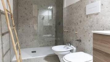 Camera doppia, balcone, vista città | Bagno