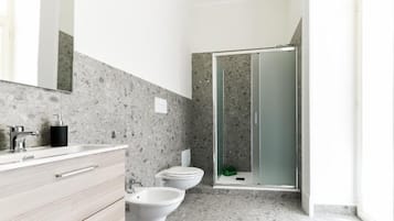Superior Double Room, Balcony, City View | Bathroom