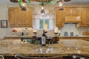 Fridge, oven, stovetop, coffee/tea maker