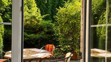 Appartamento Comfort, vista giardino | Ristorazione all'aperto
