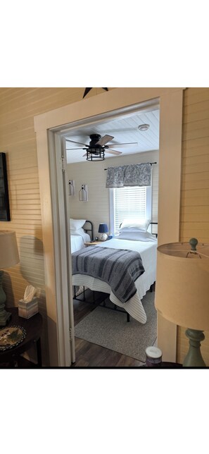 Iron/ironing board, WiFi, bed sheets - Country Cozy Farmhouse Next to Fairground and Pastures (Sparta)