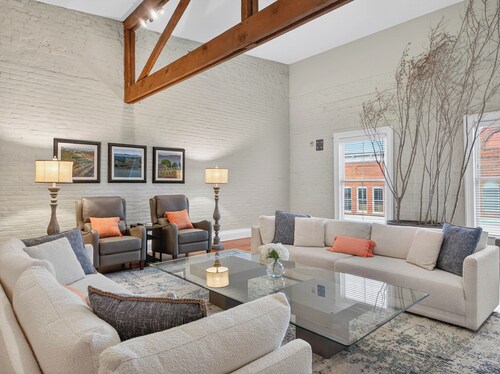 Historic Main Street Retreat Walkable to Shops, Dining & Arts