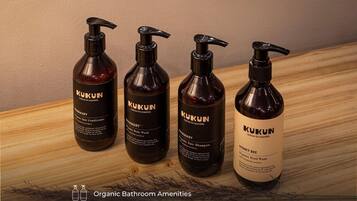 Regadera, secadora de cabello, jabón, shampoo