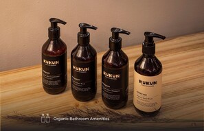 Douche, sèche-cheveux, savon, shampoing